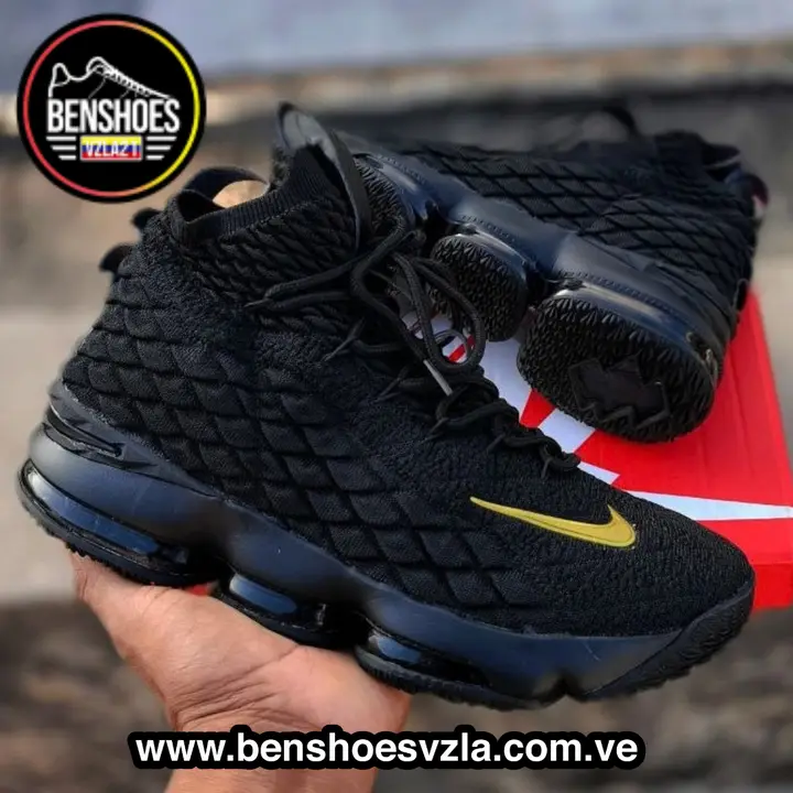 Nike LeBron 15 Negro y dorado